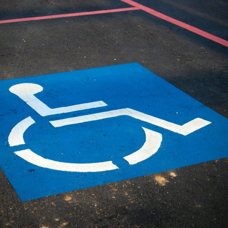 postes travailleurs handicapé Symbole d'une place de parking réservée aux personnes handicapées.